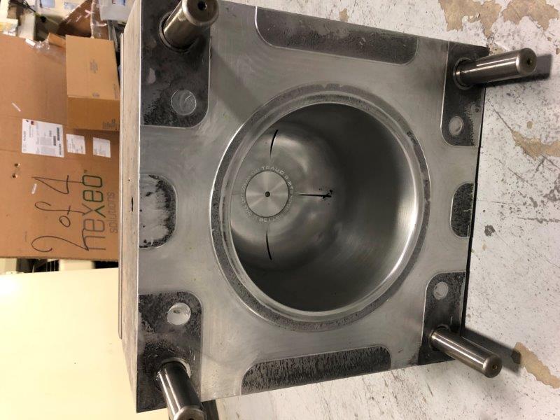 #DD2025 - 8" and 10" Plastic calf bucket molds - Image 2